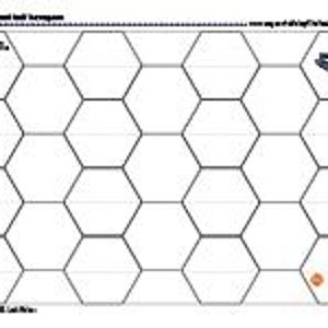 Pu&ograve; includere: Un gioco da tavolo in bianco e nero con una griglia esagonale. Il tabellone ha il testo "4th Dungeon and Hall Dungeon" in alto e le parole "Level 1" in una casella a sinistra. Un grafico di una barca &egrave; a destra.
