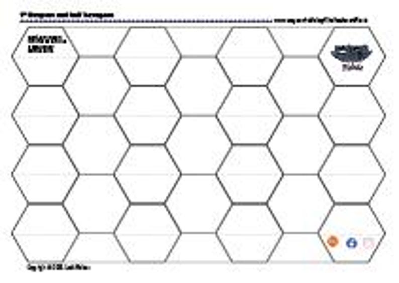 Pu&ograve; includere: Un gioco da tavolo in bianco e nero con una griglia esagonale. Il tabellone ha il testo "4th Dungeon and Hall Dungeon" in alto e le parole "Level 1" in una casella a sinistra. Un grafico di una barca &egrave; a destra.