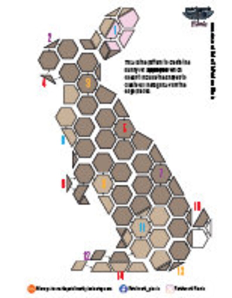 Pode incluir: Um mosaico em forma de coelho marrom e branco feito de azulejos hexagonais. Os azulejos s&atilde;o numerados de 1 a 13. O coelho est&aacute; em p&eacute; sobre um fundo branco.