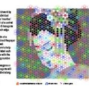 Pu&ograve; includere: Un'immagine di mosaico colorata di un viso di donna con un motivo floreale. L'immagine &egrave; composta da piccole tessere esagonali, ciascuna con un colore e un motivo diverso.