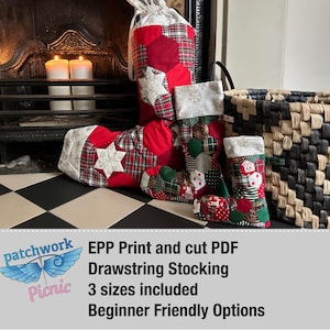 Peut inclure: Trois chaussettes de Noël en tissu patchwork rouge et vert avec un cordon de serrage blanc. Les chaussettes sont réalisées à l'aide de la méthode du patchwork de papier anglais (EPP). Le texte sur l'image est "EPP Print and cut PDF Drawstring Stocking 3 sizes included Beginner Friendly Options".