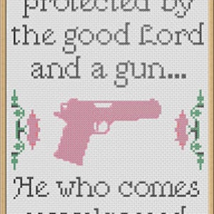 Könnte beinhalten: Schwarz-weißes Kreuzstich-Design mit einer rosafarbenen Pistolen-Silhouette. Der Text lautet "Dieses Haus wird vom lieben Gott und einer Waffe beschützt... Wer ungebeten kommt, wird beide treffen."