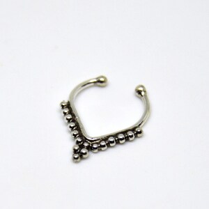 Nep etnisch septum, geen piercing, tragusoorbel