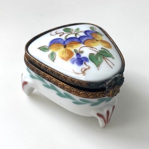Caja de baratijas de cerámica vintage de Limoges firmada, Francia, pintada a mano, flor de pensamiento