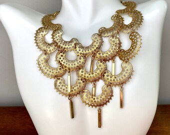 Vintage signed Sarah Coventry mat gold tone texture bib necklace & clip on earrings set