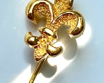 Vintage hap & bufanda pin Firmado por Money- Fleur de Lis pin chapado en oro- Bisutería