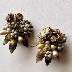 Pendientes vintage de racimo de Miriam Haskell: joyería de diseño firmada de los años 50, hojas doradas, pedrería y perlas barrocas.