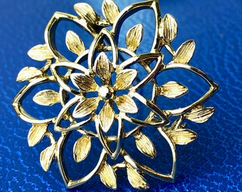 Retro Sarah Coventry flower brooch- Midcentury gold tone brooch- 1960's floral jewelry.