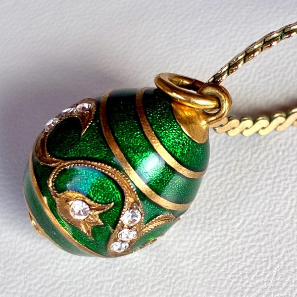 Colar vintage com pingente de ovo em esmalte verde, pingente assinado por designer, corrente dourada e pingente de ovo com strass.
