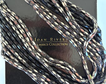 Collar babero de varias hebras en color gris plomo y plata de la colección Joan Rivers Classics. Nuevo en caja, con tarjeta y bolsa de terciopelo.