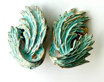 Pendientes de clip con forma de pluma y esmalte turquesa de Ann Vien / Pendientes llamativos de oro vintage color verde azulado / Bisutería de mediados de siglo / Estilo Art Nouveau