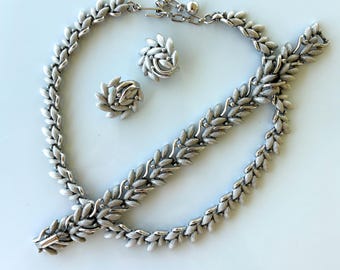 Conjunto de joyas Crown Trifari de rodio firmado: collar, pulsera y pendientes de clip con caja / Joyería de fantasía vintage de mediados de siglo