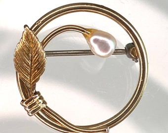 Vintage signed Krementz brooch gold tone faux pearl wreath retro pin midcentury jewelry