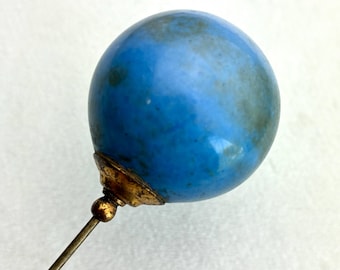 Antieke hoedenspeld blauwe keramische porseleinen bal messing lange Victoriaanse edwardiaanse rouwbol 8,25"