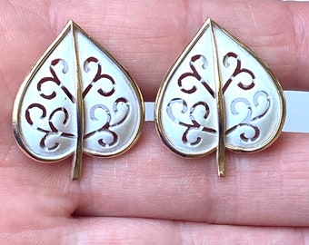 Vintage Trifari Crown clip en pendientes- esmalte blanco pala y pendientes de tono dorado de 1960