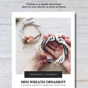 K&ouml;nnte beinhalten: Ein Makramee-Kronen-Ornament-Muster mit einem Foto einer Hand, die eine kleine, wei&szlig;e und gr&uuml;ne Makramee-Krone h&auml;lt. Der Text auf der Seite lautet "Mini Wreath Ornament, macrame pattern | beginner skill level".