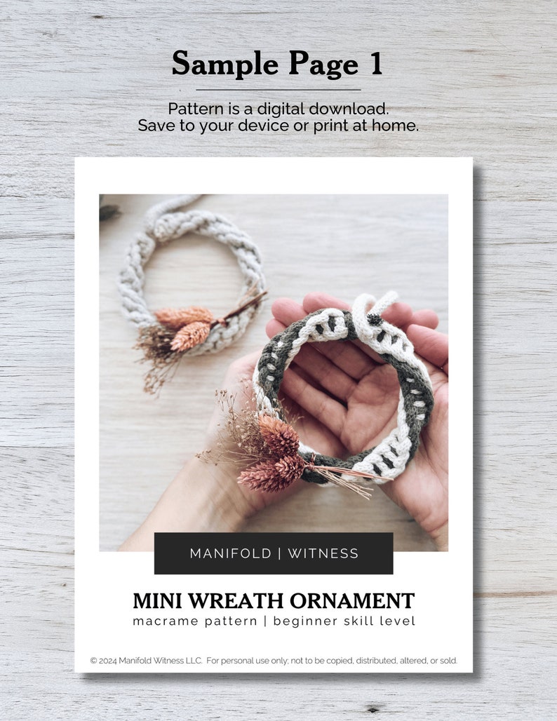 K&ouml;nnte beinhalten: Ein Makramee-Kronen-Ornament-Muster mit einem Foto einer Hand, die eine kleine, wei&szlig;e und gr&uuml;ne Makramee-Krone h&auml;lt. Der Text auf der Seite lautet "Mini Wreath Ornament, macrame pattern | beginner skill level".