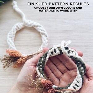 K&ouml;nnte beinhalten: Zwei Makramee-Kr&auml;nze, einer wei&szlig; und einer mit einem gr&uuml;n-wei&szlig;en Muster, verziert mit getrockneten Blumen. Der Text "FINISHED PATTERN RESULTS CHOOSE YOUR OWN COLORS AND MATERIALS TO WORK WITH" ist oben im Bild sichtbar.