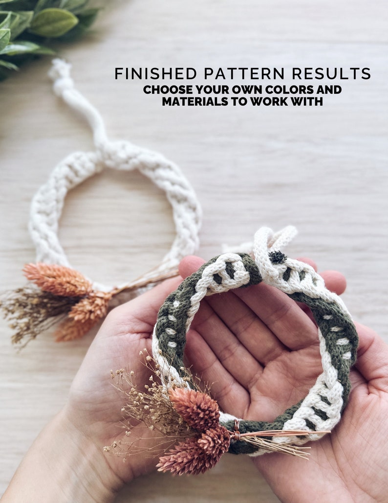 K&ouml;nnte beinhalten: Zwei Makramee-Kr&auml;nze, einer wei&szlig; und einer mit einem gr&uuml;n-wei&szlig;en Muster, verziert mit getrockneten Blumen. Der Text "FINISHED PATTERN RESULTS CHOOSE YOUR OWN COLORS AND MATERIALS TO WORK WITH" ist oben im Bild sichtbar.