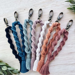 Llavero de pulsera de macramé suave / Macramé de algodón trenzado / Abalorio para bolso / Regalo para ella / Llavero Helix