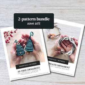 Peut inclure: Un ensemble de deux patrons de macramé. L'une des feuilles présente un ornement d'arbre 3D vert d'eau, l'autre montre un ornement de couronne. Le texte indique "2-pattern bundle save 10%" et "3D TREE ORNAMENT" et "WREATH ORNAMENT".