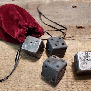 D&D や RPG 用の重厚なスチール製ダイス - 職人の鍛冶職人が製作、ゲーマーや 6 周年記念のお祝いに最適なギフト、特大のノベルティ ダイス