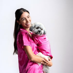 Ensemble de pyjama rose assorti pour animal de compagnie et propriétaire Barbie (chiens, chats et humains) | Cadeau pour chien maman | Cadeaux pour chiens | Pyjama pyjama satiné pour soirée pyjama