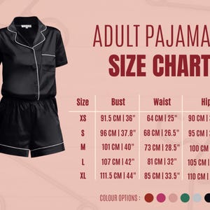K&ouml;nnte beinhalten: Ein schwarzer kurz&auml;rmeliger Schlafanzug mit wei&szlig;er Paspelierung, einem gekn&ouml;pften Oberteil mit Brusttasche und passender Shorts. Das Bild enth&auml;lt eine ADULT PAJAMA SIZE CHART mit Brust-, Taillen- und H&uuml;ftma&szlig;en in Zentimetern und Zoll f&uuml;r XS-XL.