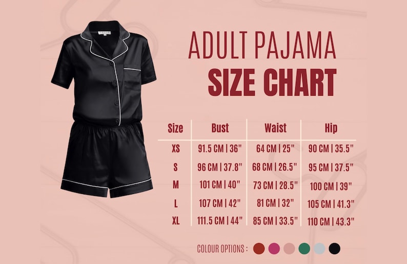 K&ouml;nnte beinhalten: Ein schwarzer kurz&auml;rmeliger Schlafanzug mit wei&szlig;er Paspelierung, einem gekn&ouml;pften Oberteil mit Brusttasche und passender Shorts. Das Bild enth&auml;lt eine ADULT PAJAMA SIZE CHART mit Brust-, Taillen- und H&uuml;ftma&szlig;en in Zentimetern und Zoll f&uuml;r XS-XL.