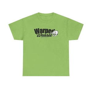 Puede incluir: Camiseta verde lima con la frase "Warped Weasel" en negro y un dibujo de una comadreja. La frase "Born to Play" está impresa debajo. La camiseta tiene cuello redondo y mangas cortas, de estilo casual.