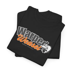 Puede incluir: Camisetas negras con el texto "Warped Weasel" en blanco, naranja y gris, junto con un dibujo animado de una comadreja. La frase "Born to Play" está debajo del texto.