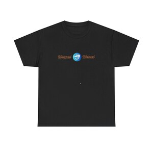Puede incluir: Camiseta negra con el texto "Warped Weasel" en naranja y azul. El diseño incluye un globo azul con una silueta de comadreja. La camiseta está hecha de un material suave.