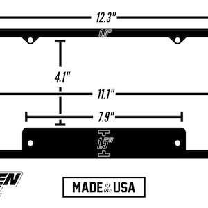 Op de afbeelding: Zwarte metalen kentekenplaatframe met een zwarte rechthoekige inzet met de tekst "1.5" in wit. Het frame is 31,2 cm breed en 15,7 cm hoog.
