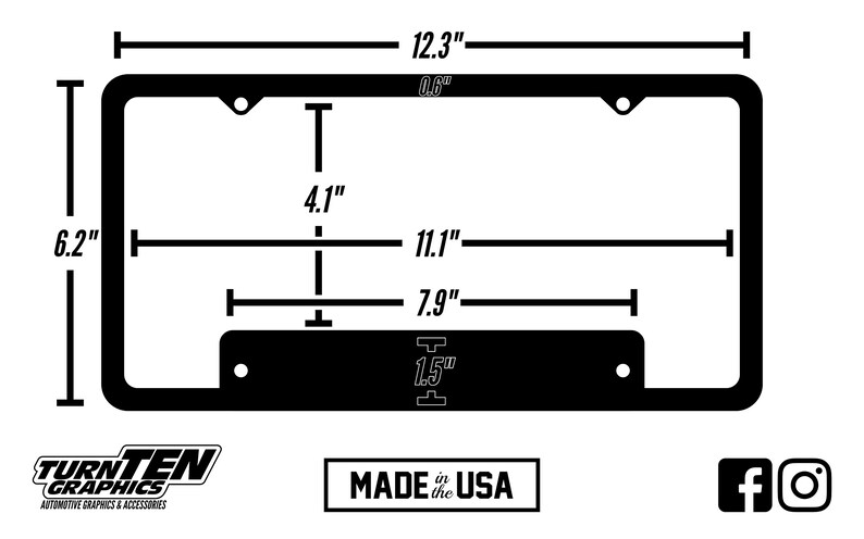 Op de afbeelding: Zwarte metalen kentekenplaatframe met een zwarte rechthoekige inzet met de tekst "1.5" in wit. Het frame is 31,2 cm breed en 15,7 cm hoog.