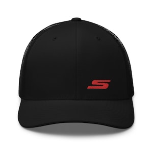 Puede incluir: Gorra de camionero negra y roja con una "S" roja bordada en la parte delantera.