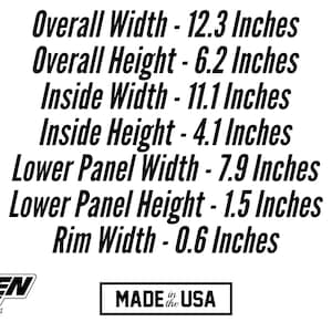 Op de afbeelding: Een zwart-wit afbeelding met tekst die de afmetingen van een product in inches aangeeft. De tekst luidt: Totale breedte - 12,3 inch, Totale hoogte - 6,2 inch, Binnenbreedte - 11,1 inch, Binnenhoogte - 4,1 inch, Breedte van het onderste paneel - 7,9 inch, Hoogte van het onderste paneel - 1,5 inch, Velgbreedte - 0,6 inch. De afbeelding bevat ook de tekst "TURNTEN GRAPHICS" en "MADE in the USA".