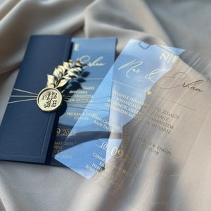 Invitation de mariage moderne en acrylique transparent avec dorure – Enveloppe marine à demi-poche, sceau de cire élégant, ensemble mini