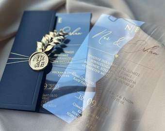 Invito di nozze moderno in acrilico con stampa oro – Busta blu navy con mezza tasca, sigillo in cera e stile minimal