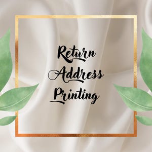 Pode incluir: Uma moldura quadrada dourada rodeia o texto preto Return Address Printing, centrado num fundo de tecido branco. Folhas verdes em aguarela estão posicionadas nos lados esquerdo e direito da moldura, criando um design de borda decorativo.