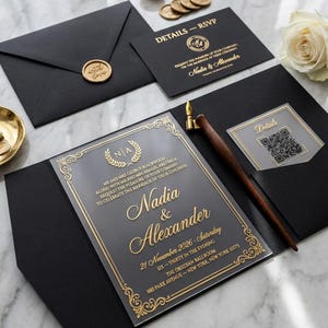 Può includere: Un set di partecipazioni di nozze nero con una carta in acrilico trasparente con testo in lamina d'oro per Nadia e Alexander, una busta nera con sigillo in cera dorato, un pennino in legno e una piccola carta con un codice QR.