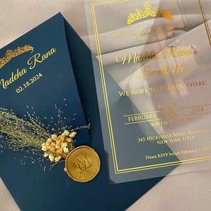 Hochzeitseinladung aus transparentem Acryl mit Goldfolie – Elegante individuelle Einladung mit dunkelblauem Umschlag, Wachs-Siegel & Trockenblumen – Modernes Event-Design