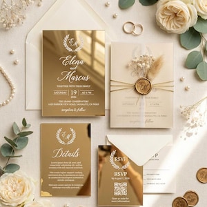 Op de afbeelding: Een trouwkaarten set met gouden spiegelende acrylikaarten en een vellum overlay met een waszegel. De kaarten tonen de namen Elena en Marcus, de datum 19 augustus 2026 en een QR-code voor de RSVP. Inclusief enveloppen en gouden waszegels.