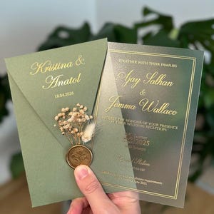Invitación de Boda en Acrílico Esmerilado con Pan de Oro, Sobre Verde Bosque, Invitaciones de Lujo Elegantes, Suite de Boda Esmeralda 2026