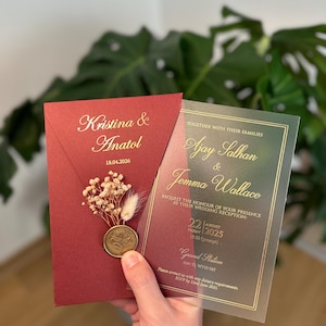 Klare Acryl Hochzeitseinladungen mit Goldfoliendruck, Trockenblumen und Satinband – Elegantes modernes Design