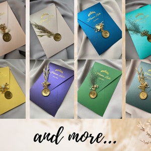 Pode incluir: Uma coleção de oito envelopes de convite de casamento em várias cores, incluindo dourado, rosa, azul, verde e roxo. Cada envelope apresenta um selo de cera com um design dourado e flores secas.
