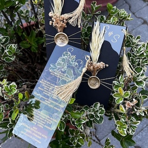 Elegante gedroogde bloemen of veren voor huwelijksuitnodigingen, trouwkaartaccessoires