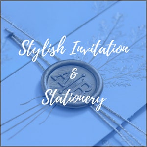 Pode incluir: Um convite azul com um selo de cera prateado e o texto "Stylish Invitation & Stationery".