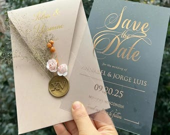 Inviti di nozze in acrilico con lamina d'oro, sigillo di cera, busta color fard con veri fiori secchi