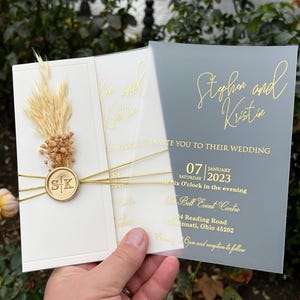Convite de Casamento Rústico em Acrílico com Folha Dourada – Convite Elegante com Flor Seca, Lacre de Cera, Envelope Champagne, Conjunto