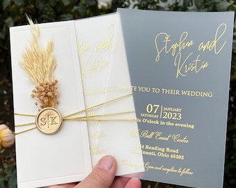 Invito di nozze rustico in acrilico con dettagli in oro – Invito elegante con fiori secchi, sigillo in cera, busta champagne, set moderno